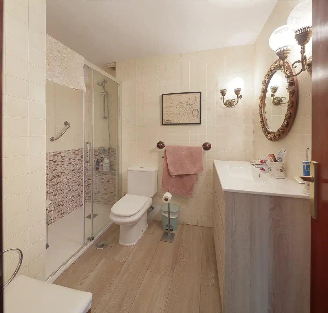 Bany de Àtic en venda en Gijón  amb Calefacció, Parquet i Terrassa