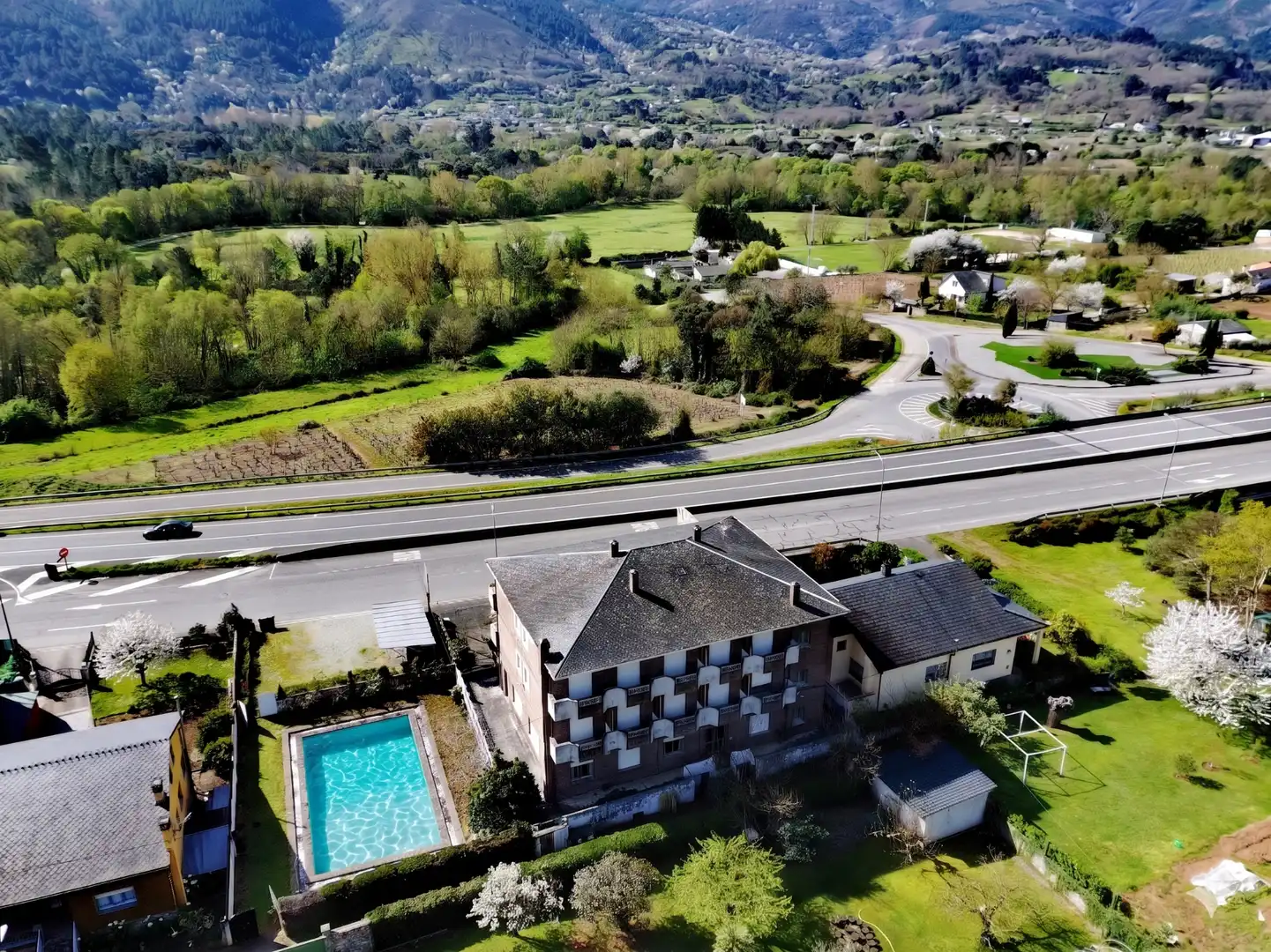 Vista exterior de Edifici en venda en Quiroga amb Piscina comunitària