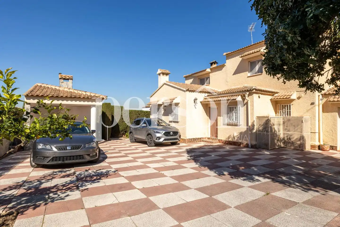 Vista exterior de Casa o xalet en venda en La Pobla de Vallbona amb Aire condicionat, Calefacció i Terrassa