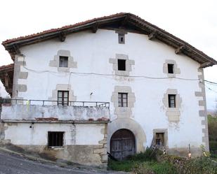 Außenansicht von Country house zum verkauf in Larraun mit Terrasse und Abstellraum