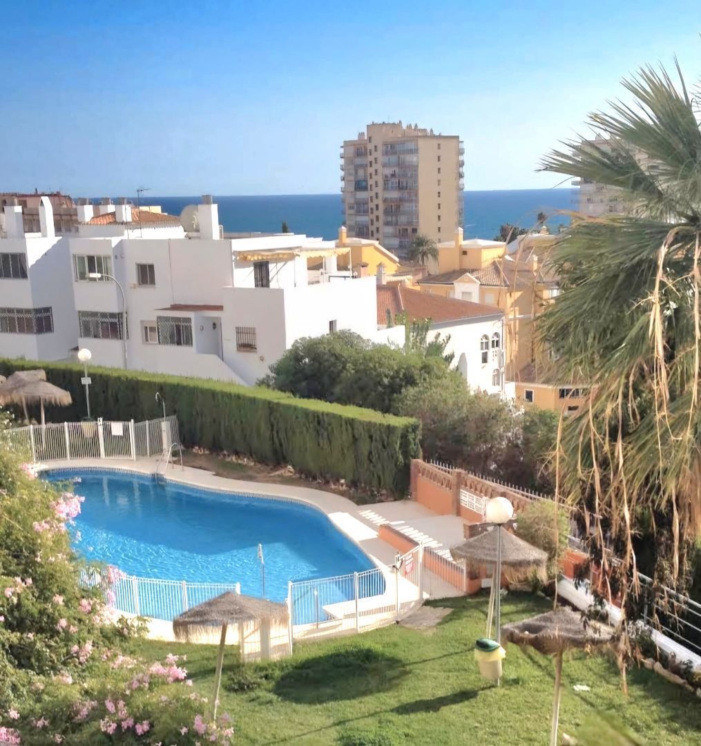 Vista exterior de Apartament en venda en Benalmádena amb Terrassa i Piscina comunitària