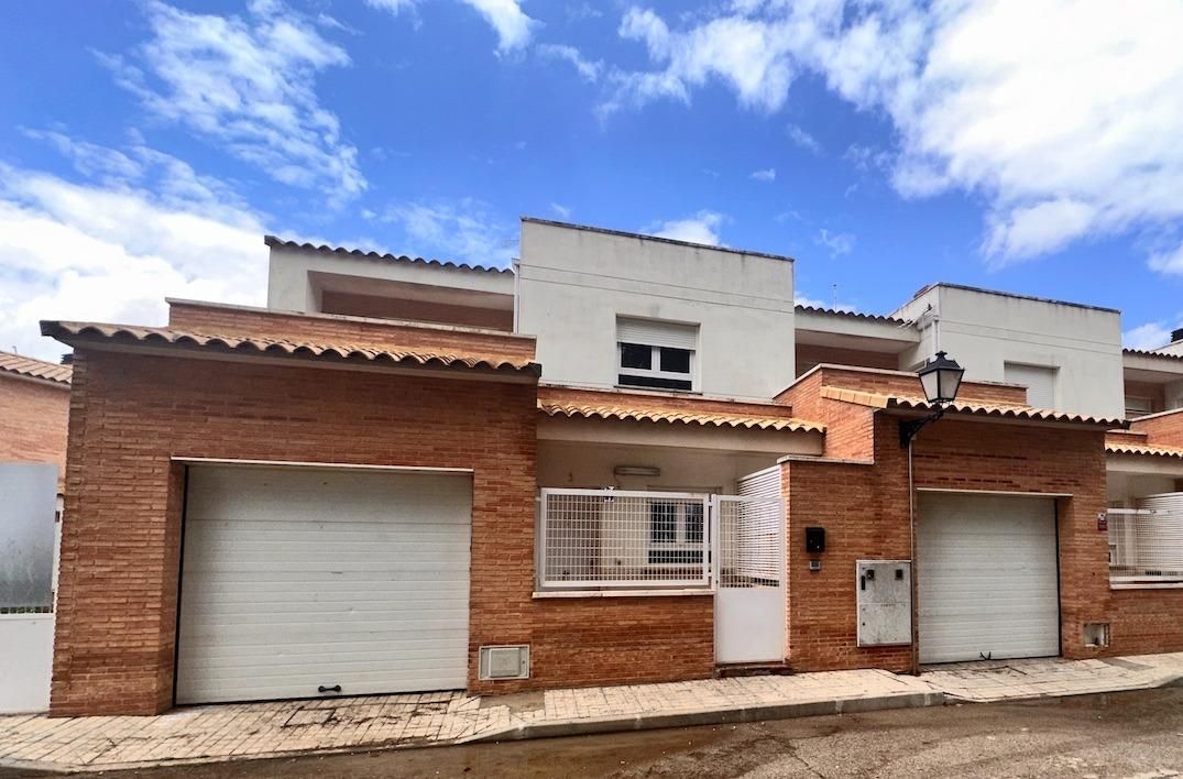 Vista exterior de Casa adosada en venda en Cabezamesada amb Calefacció, Jardí privat i Terrassa