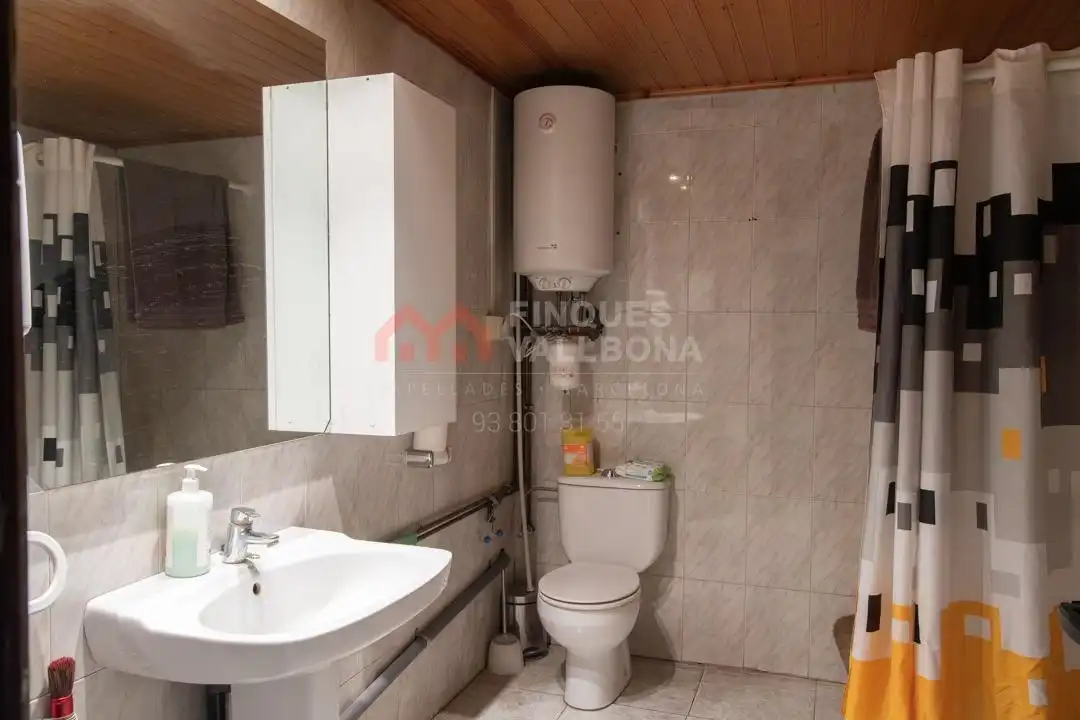 Badezimmer von Fabrikhallen zum Verkauf in Igualada
