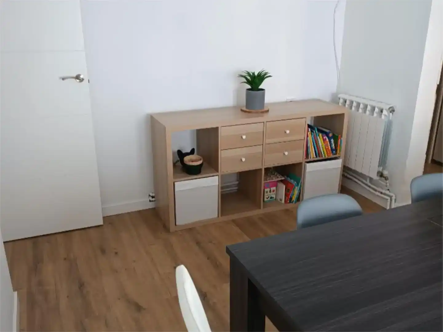 Sala d'estar de Casa adosada en venda en Abia de las Torres amb Parquet i Moblat
