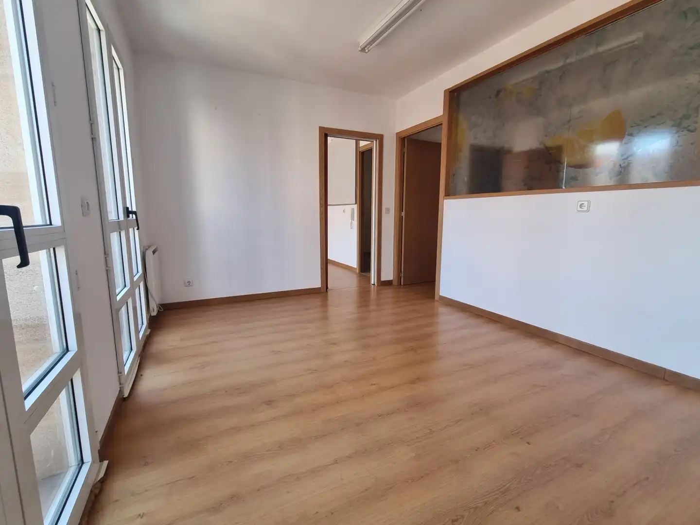 Wohnzimmer von Büro zur Miete in Soria Capital  mit Heizung und Balkon