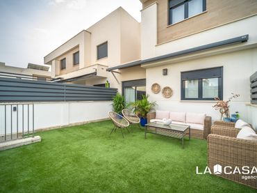 Reihenhaus mit Pool zum Verkauf in Calle Jose Mejias Salguero