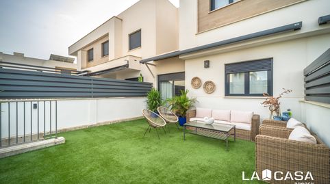 ADOSADO EN ENTRENÚCLEOS CON PATIO, APARCAMIENTO PRIVADO Y PISCINA COMUNITARIA