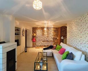 Sala d'estar de Casa o xalet en venda en Masueco amb Calefacció, Terrassa i Moblat