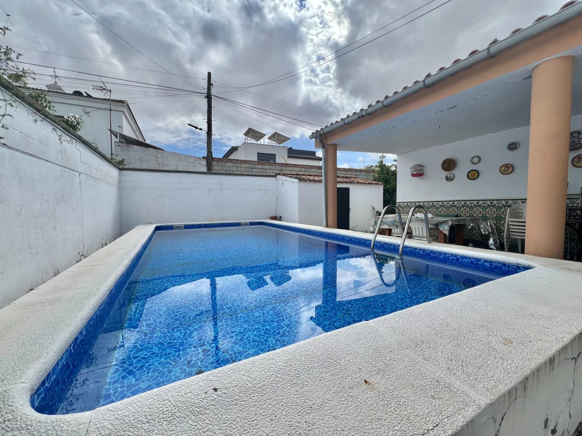 Piscina de Casa o xalet en venda en Dos Hermanas amb Aire condicionat, Jardí privat i Traster