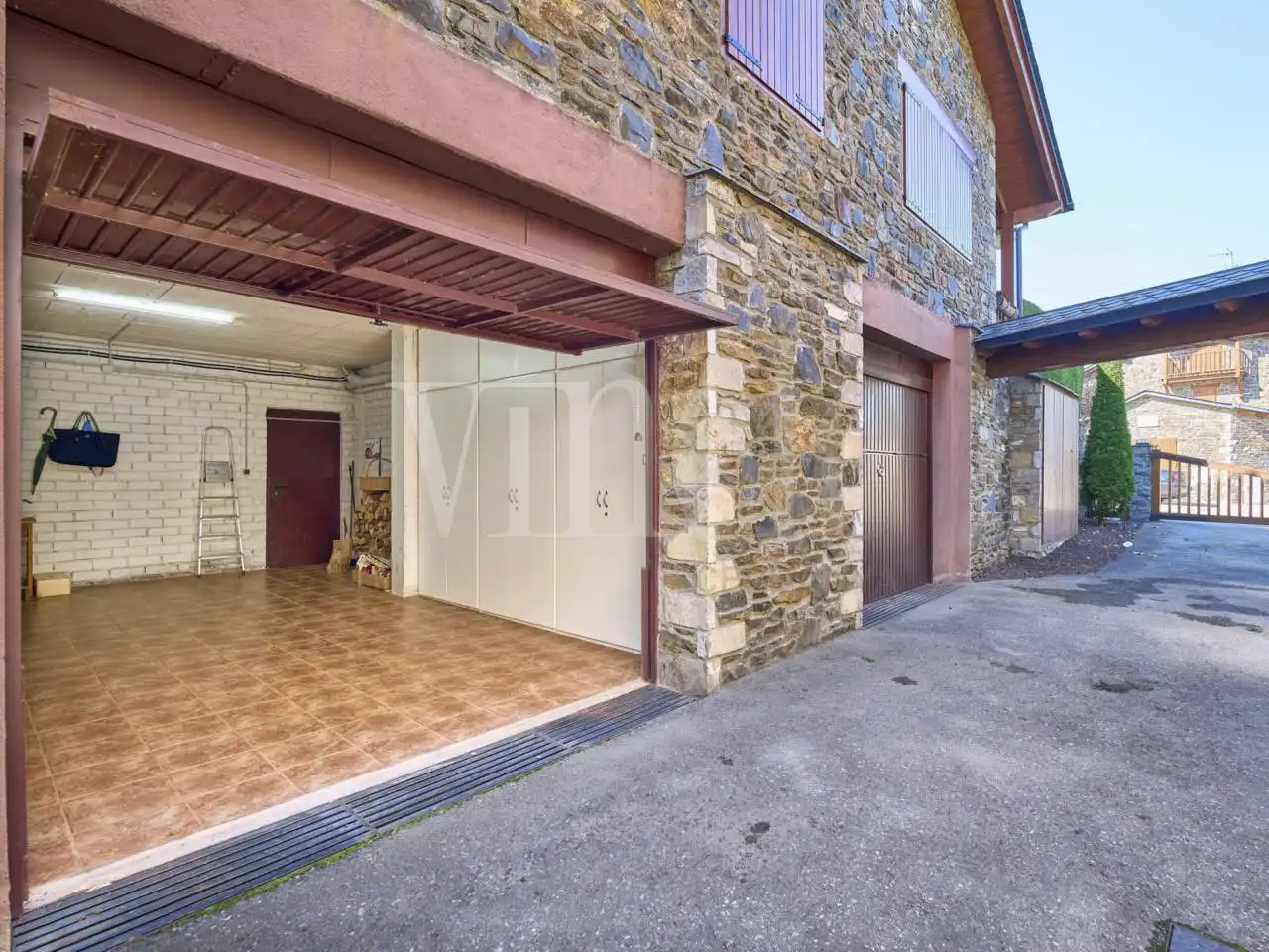 Vista exterior de Casa o xalet en venda en Fontanals de Cerdanya amb Calefacció, Jardí privat i Parquet