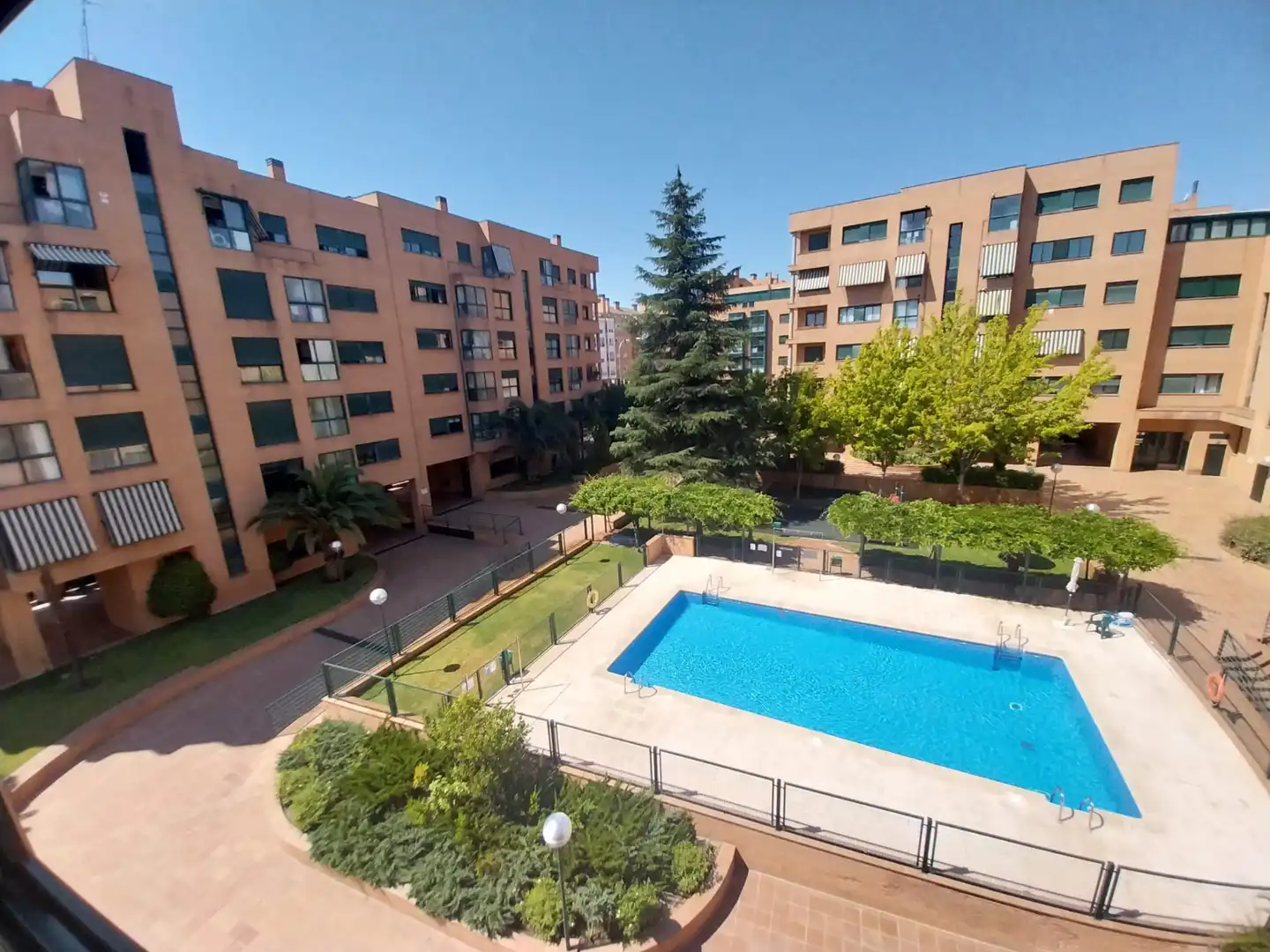 Außenansicht von Wohnung zur Miete in Madrid mit Klimaanlage, Heizung und Parkett