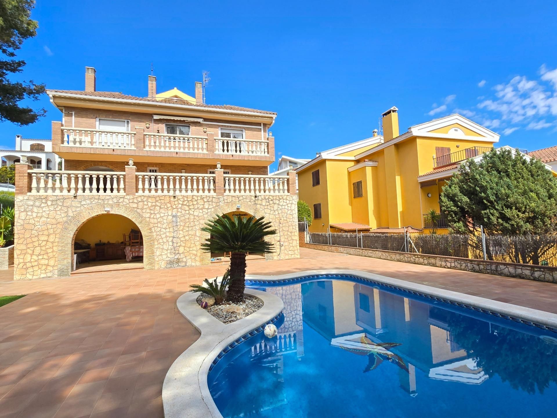 Vista exterior de Casa o xalet en venda en Canyelles amb Aire condicionat, Calefacció i Jardí privat