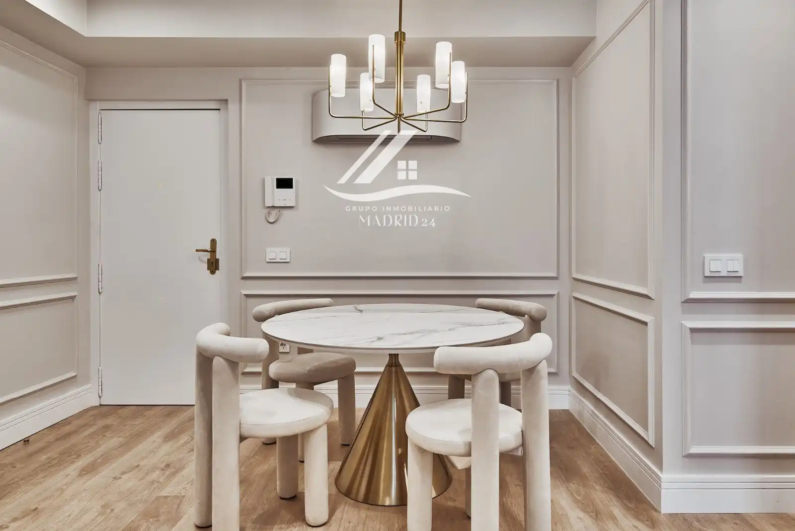 Piso con ascensor en venta en Calle de Piamonte
