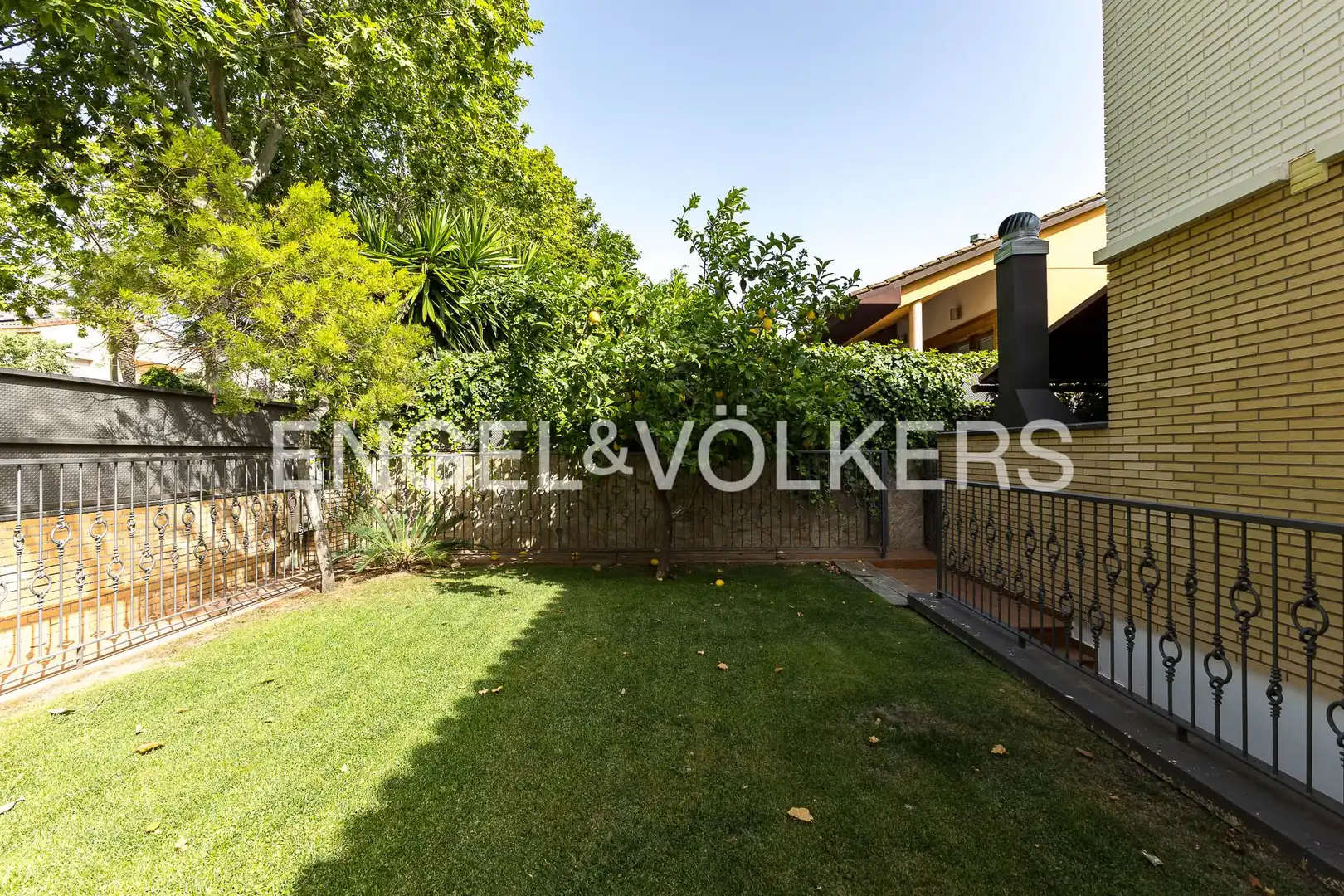 Garden of Country homes for sale in Vilanova i la Geltrú  with Air Conditioner, Heating and Private garden