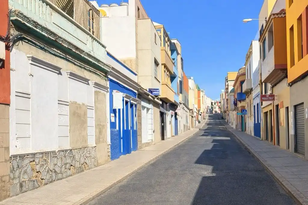 Vista exterior de Casa adosada en venda en Las Palmas de Gran Canaria amb Calefacció