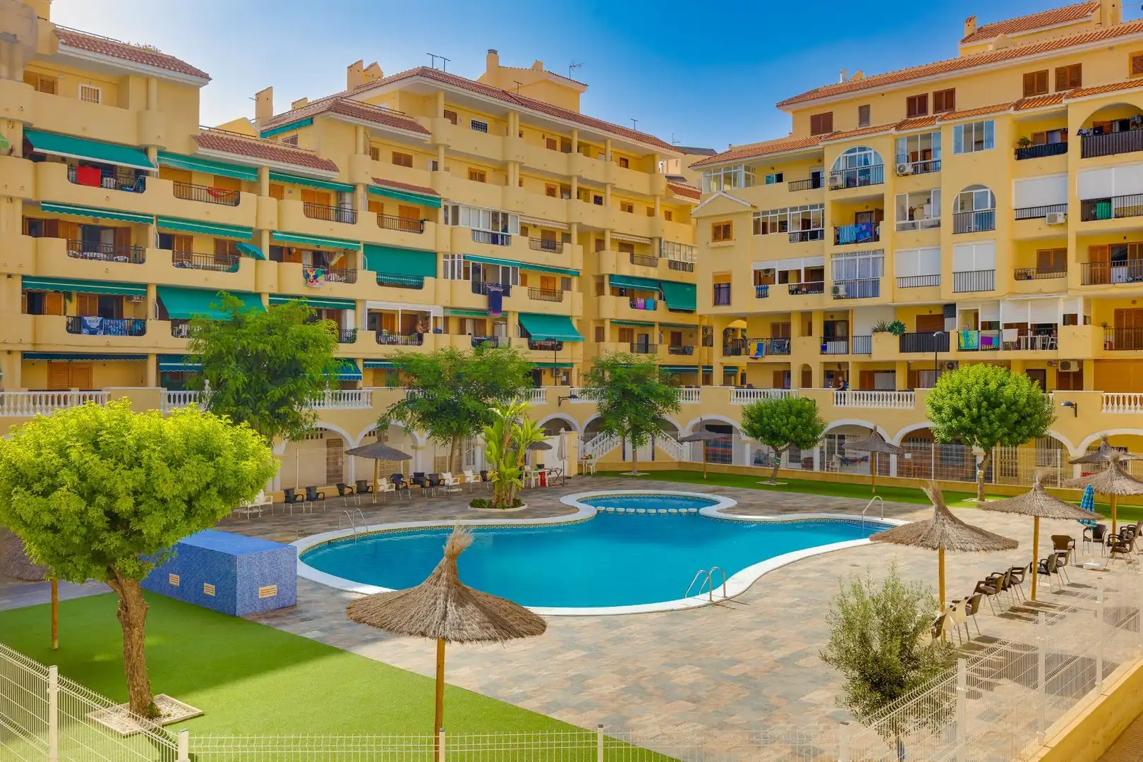 Außenansicht von Erdgeschoss zum Verkauf in Torrevieja mit Terrasse, Möbliert und Gemeinschaftspool