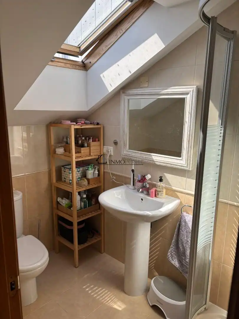 Baño de Ático de alquiler en Pontevedra Capital  con Calefacción y Trastero