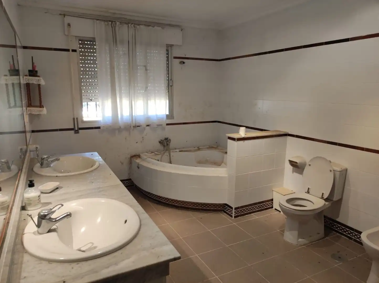 Bathroom of Houses for sale in Bollullos de la Mitación  with Air Conditioner, Heating and Private garden