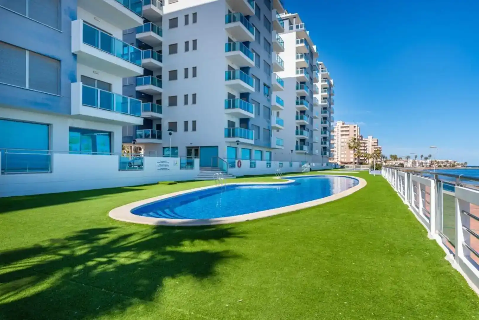 Piscina de Apartament en venda en La Manga del Mar Menor amb Aire condicionat, Piscina i Balcó
