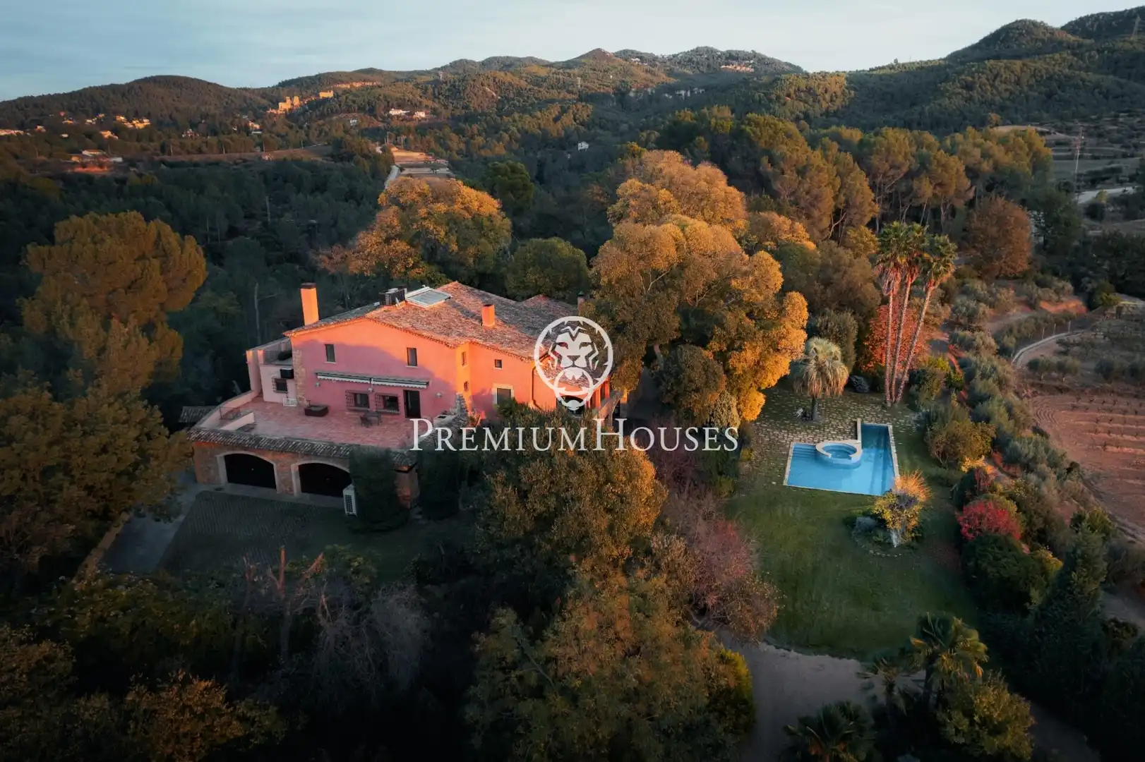 Maison rustique avec piscine à vendre à Gelida