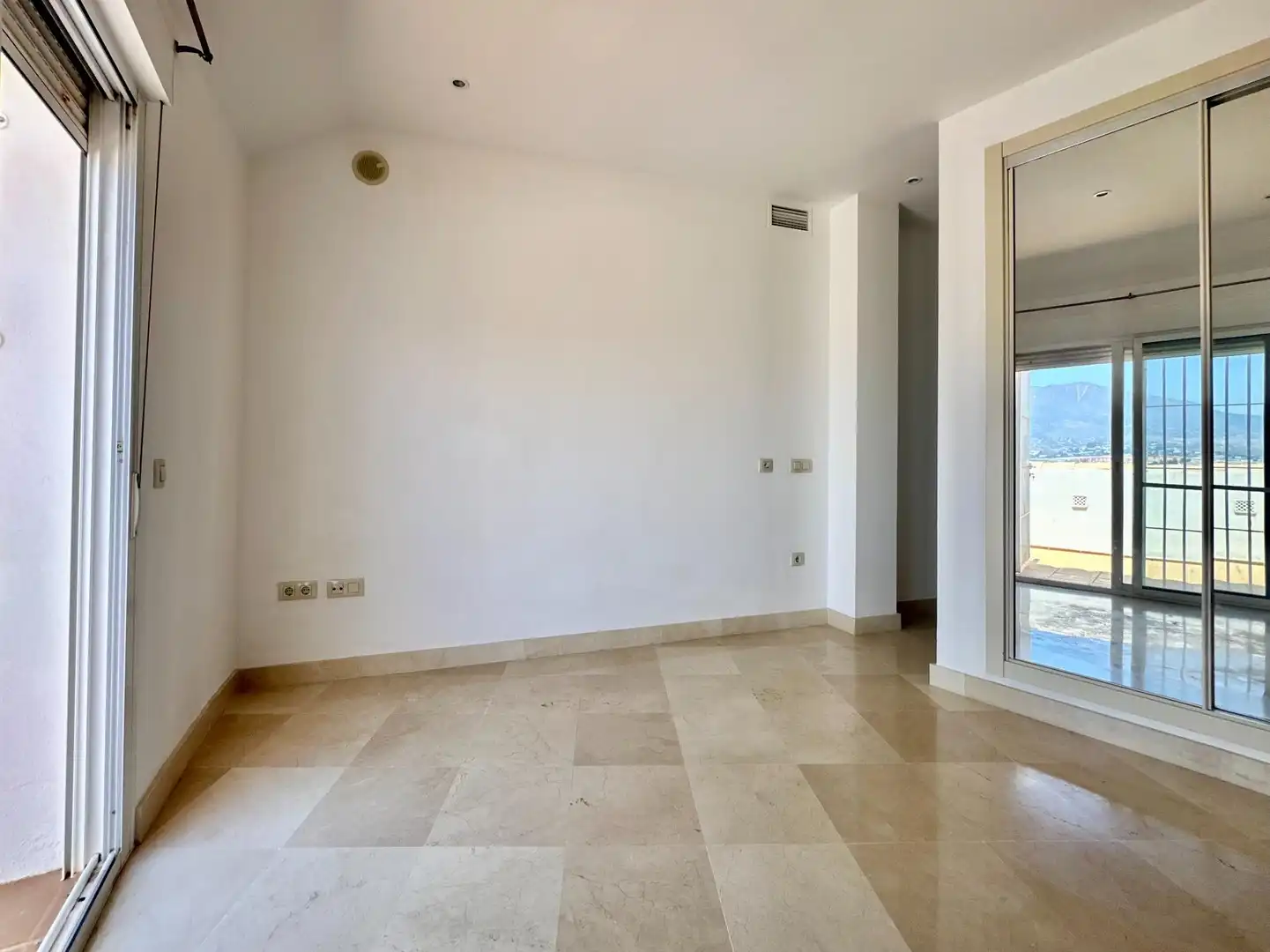 Ático con ascensor en venta en Castillo Sohail - Myramar, imagen 31