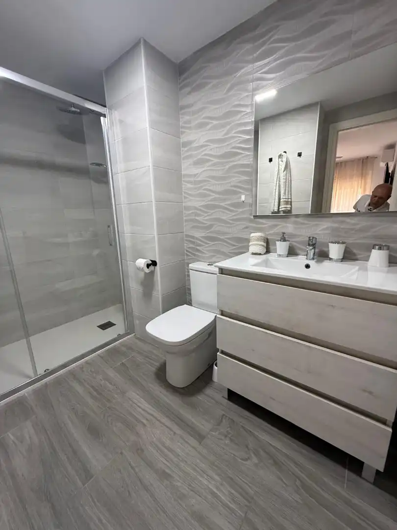 Bany de Apartament de lloguer en Fuengirola amb Aire condicionat, Calefacció i Jardí privat