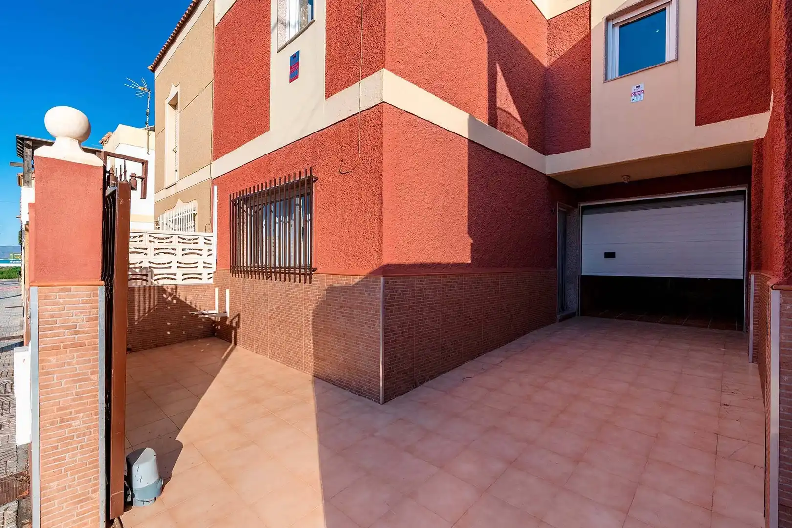 Exterior view of Single-family semi-detached for sale in La Mojonera  with Terrace, Storage room and Furnished