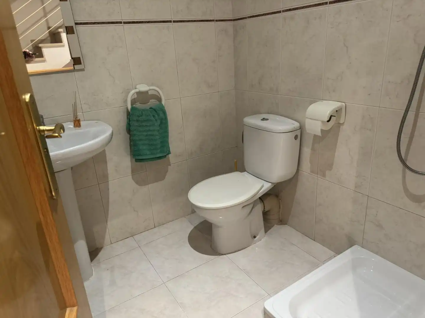 Badezimmer von Einfamilien-Reihenhaus zum Verkauf in Guissona mit Heizung, Privatgarten und Ofen