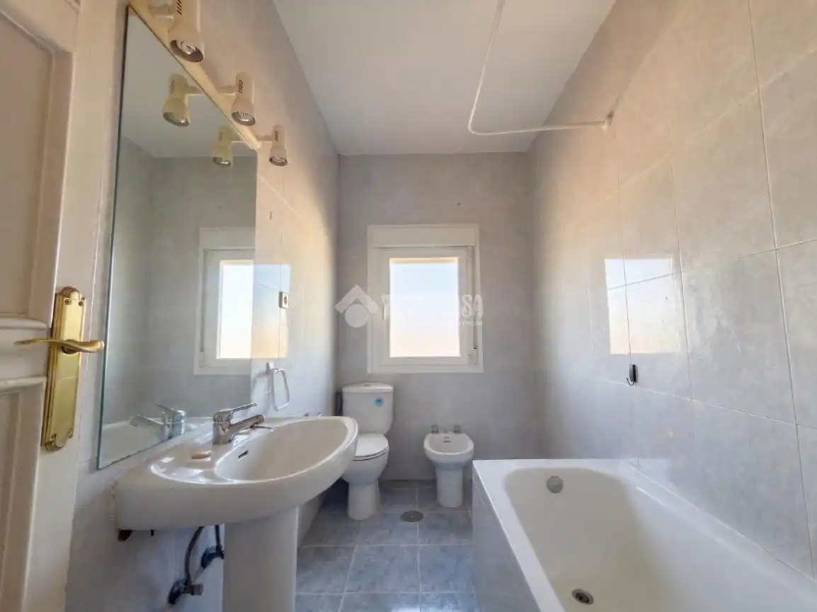 Baño de Ático en venta en Madrid con Calefacción, Terraza y Balcón