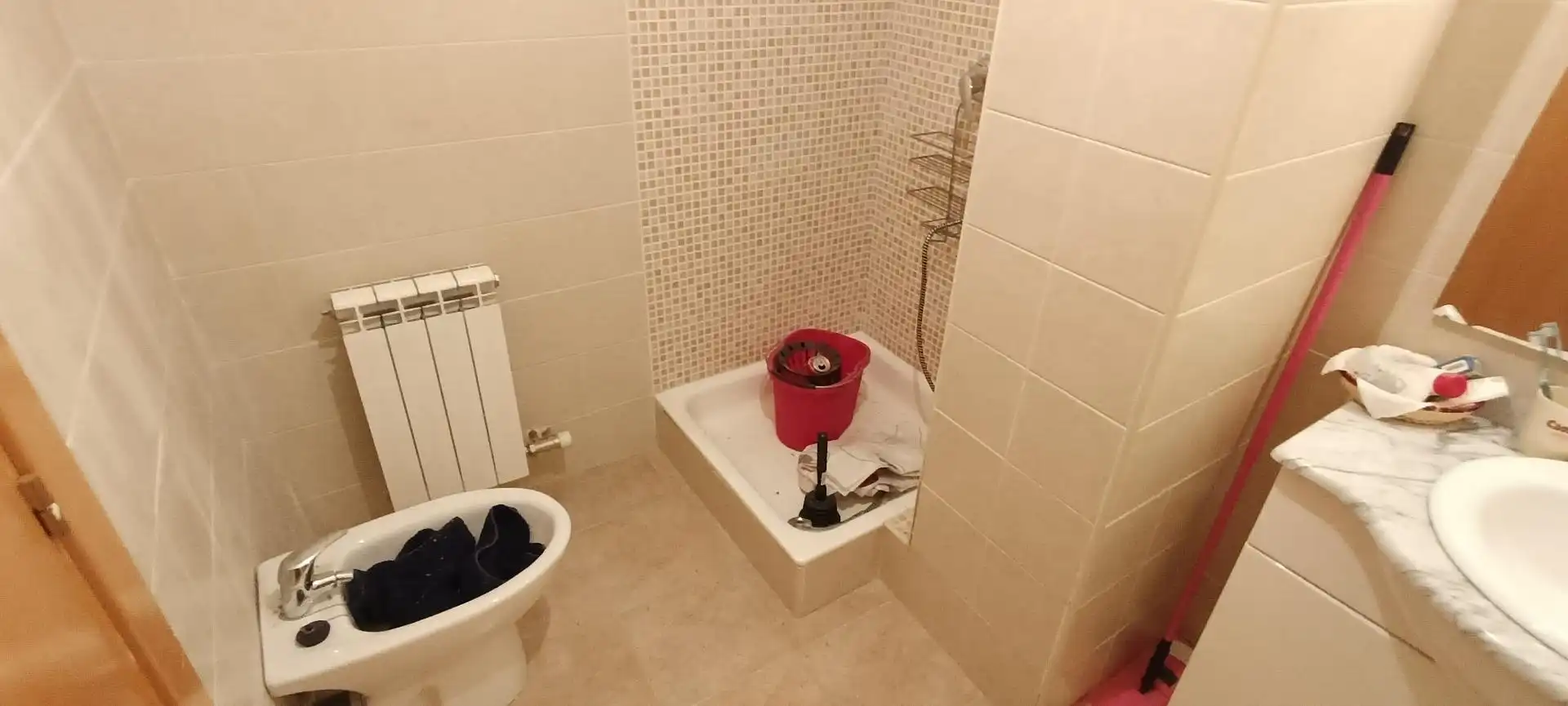 Badezimmer von Einfamilien-Reihenhaus zum Verkauf in Cogollos mit Heizung und Privatgarten
