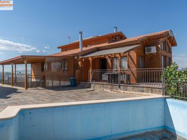 Xalet amb piscina en venda a Calle nogal