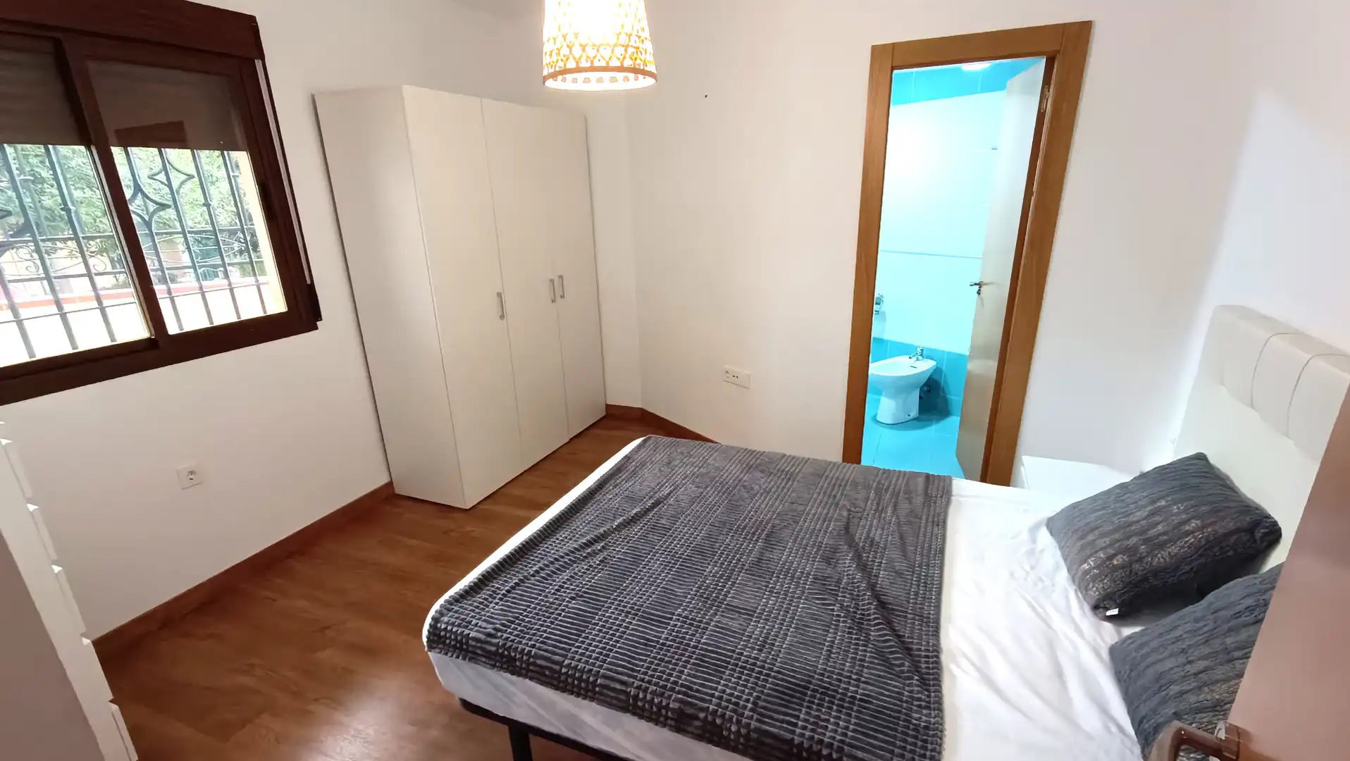 Habitación de Piso de alquiler en La Zubia con Aire acondicionado, Amueblado y Balcón