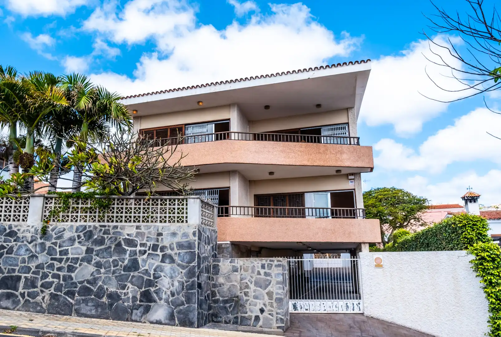 Vista exterior de Casa o xalet en venda en Santa Cruz de Tenerife amb Aire condicionat, Jardí privat i Balcó