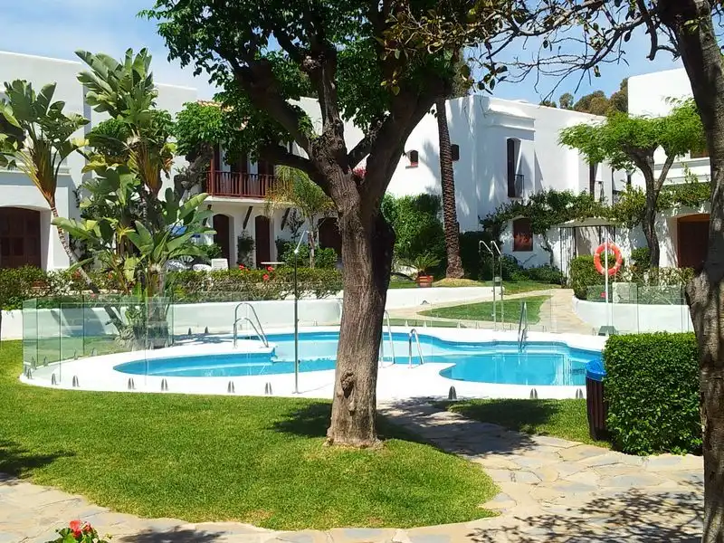 Piscina de Casa adosada de alquiler en Estepona con Aire acondicionado, Calefacción y Terraza