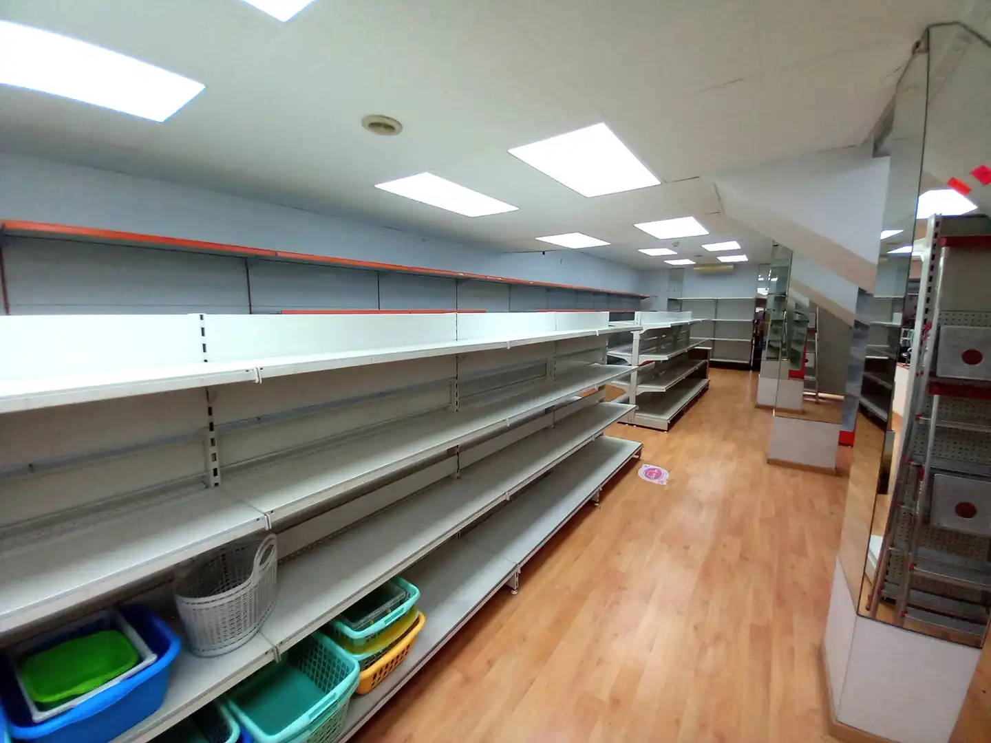 Local de alquiler en L'Hospitalet de Llobregat con Parquet