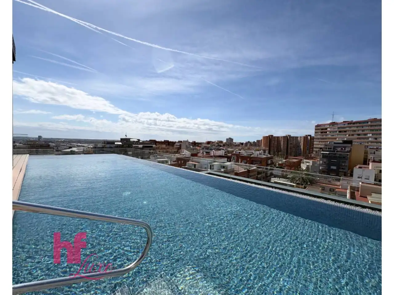 Schwimmbecken von Wohnung zum Verkauf in L'Hospitalet de Llobregat mit Klimaanlage, Heizung und Terrasse