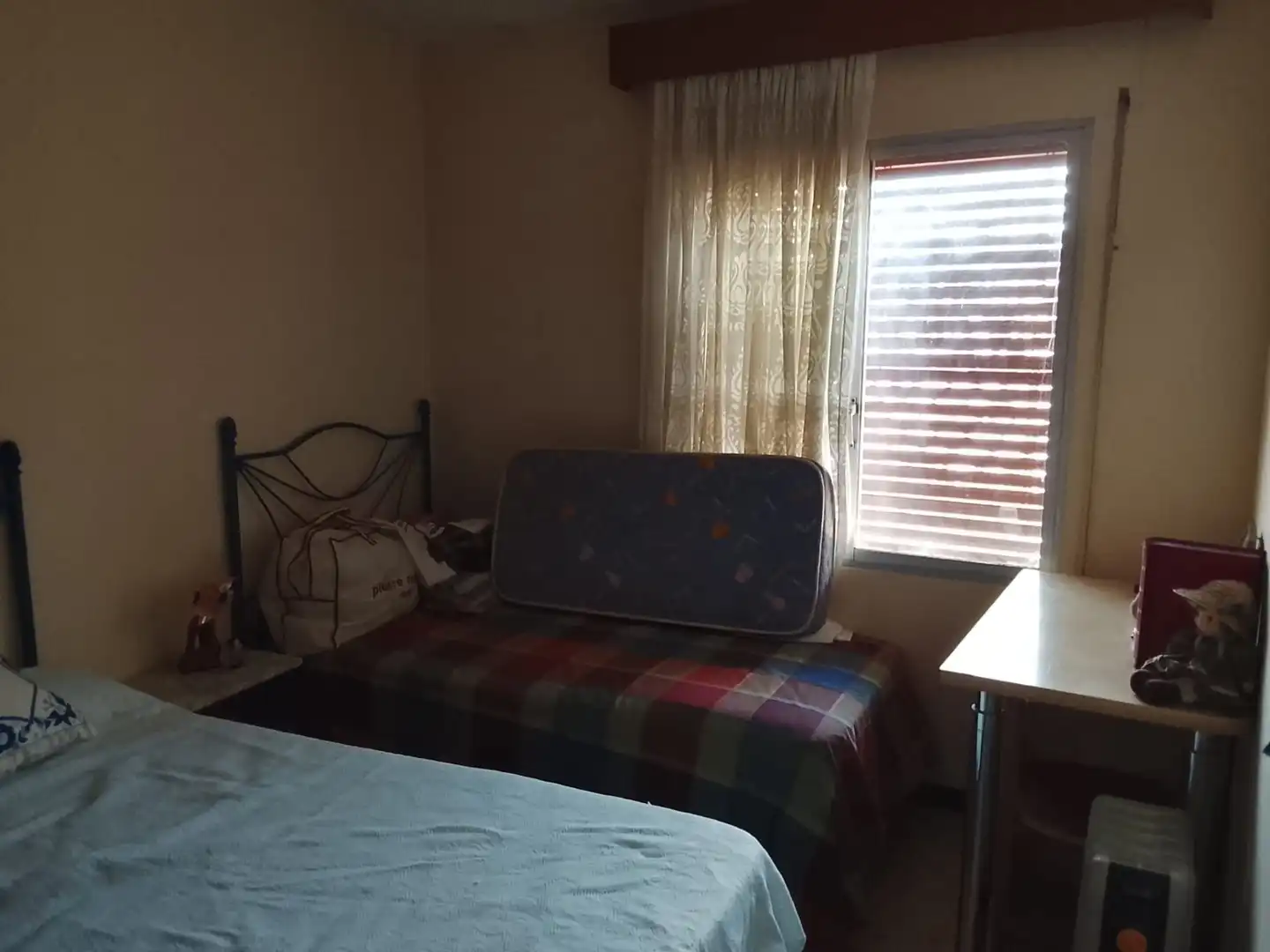 Dormitori de Casa o xalet en venda en Madrigal de la Vera amb Jardí privat