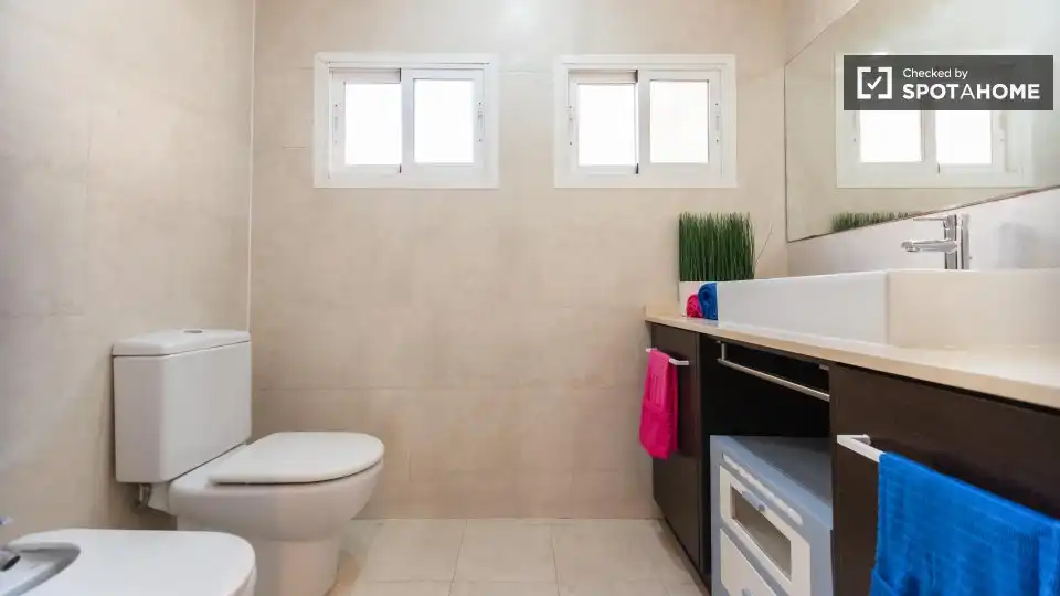 Baño de Piso de alquiler en Valencia con Aire acondicionado, Calefacción y Amueblado