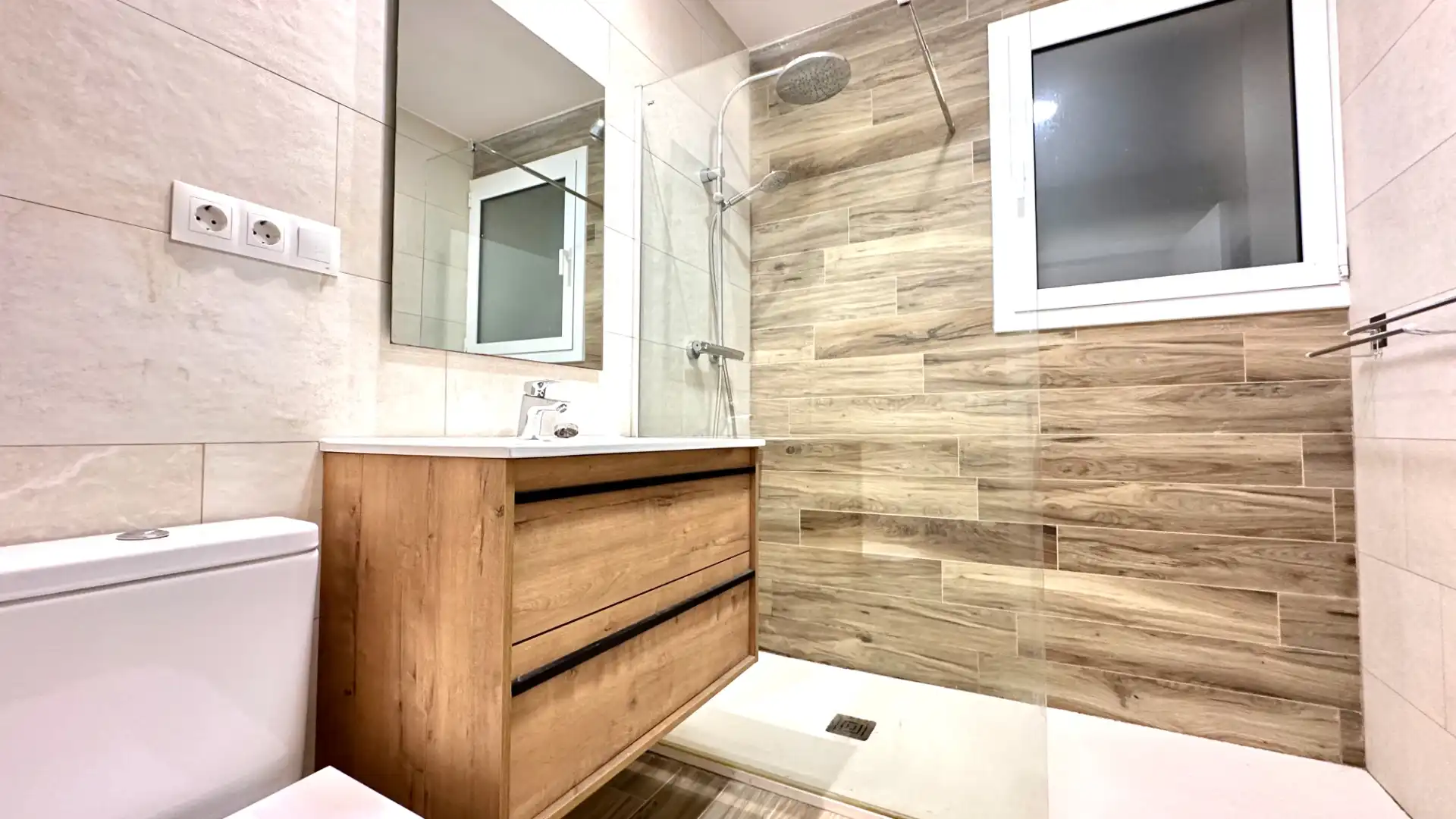 Baño de Planta baja en venta en Barcelona con Aire acondicionado, Calefacción y Parquet