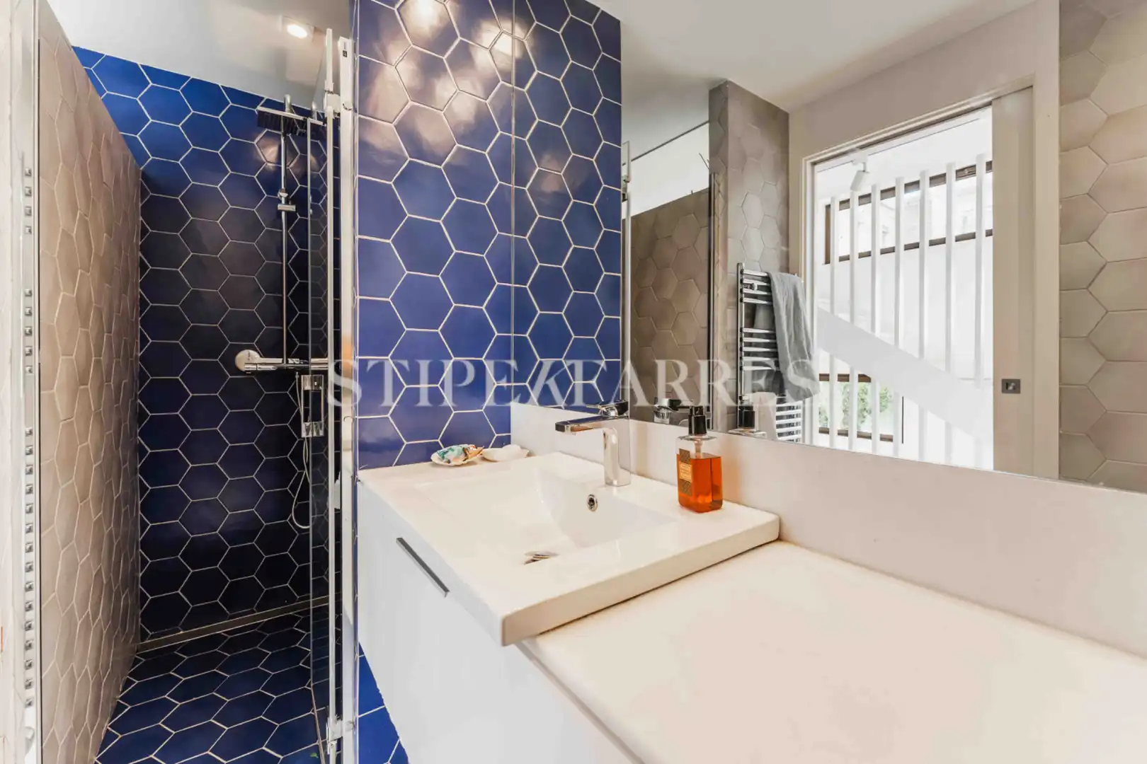 Baño de Casa adosada en venta en Barcelona con Aire acondicionado, Calefacción y Jardín privado