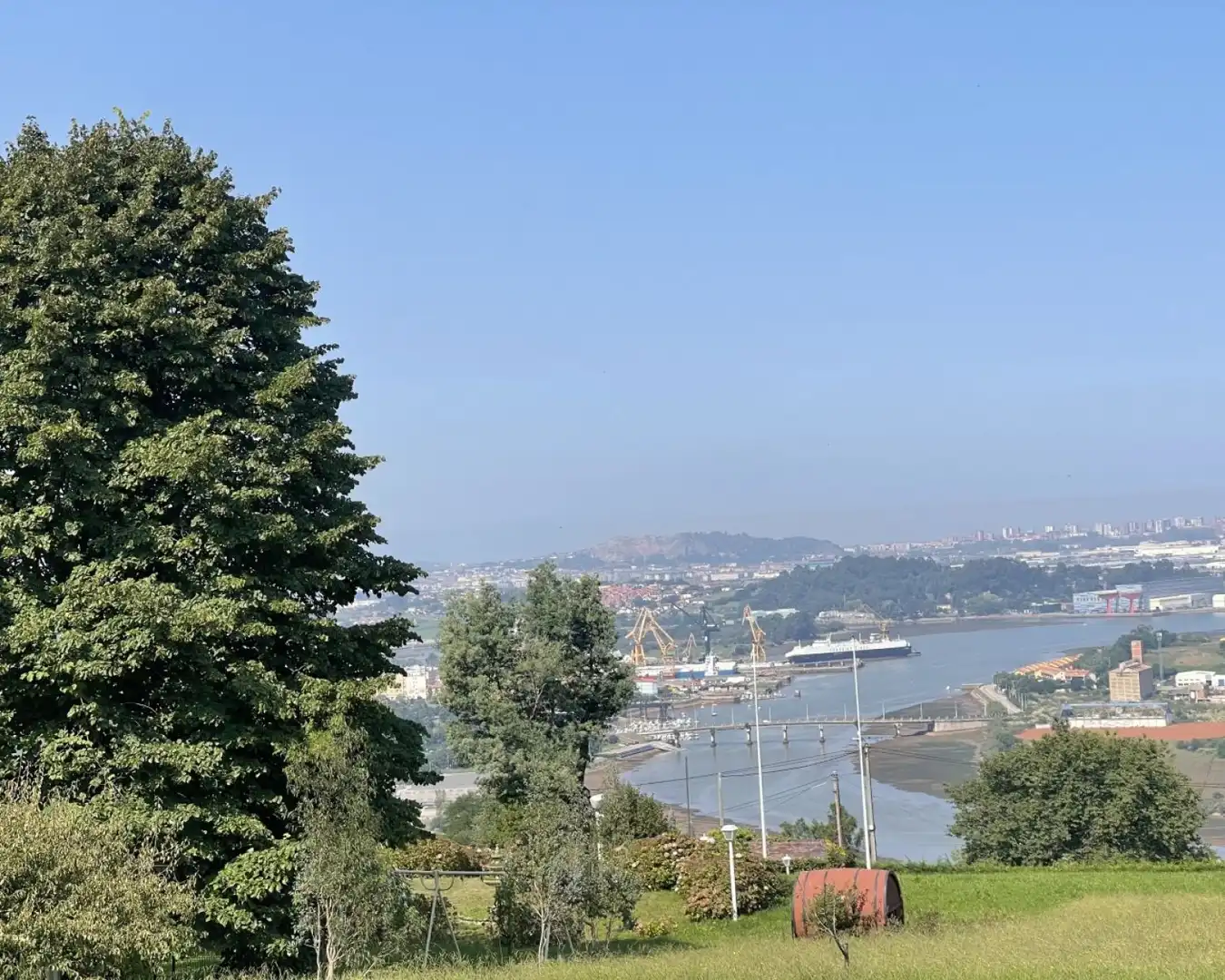 Vista exterior de Casa o xalet en venda en Medio Cudeyo amb Jardí privat, Parquet i Traster