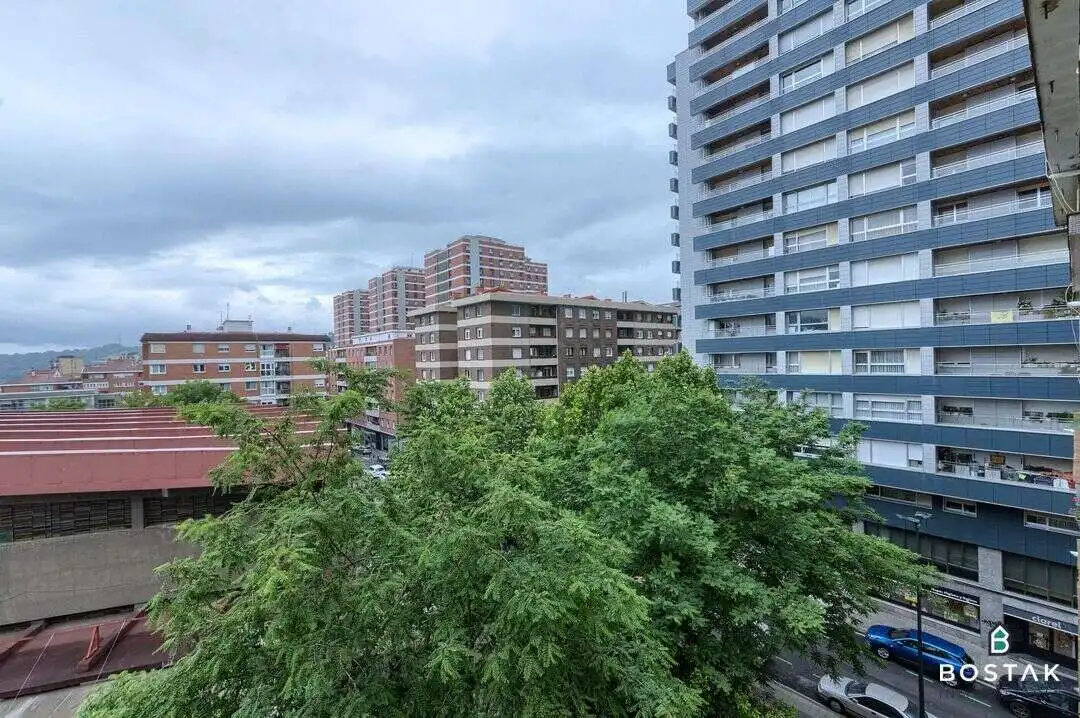 Vista exterior de Pis en venda en Bilbao  amb Calefacció, Traster i Balcó