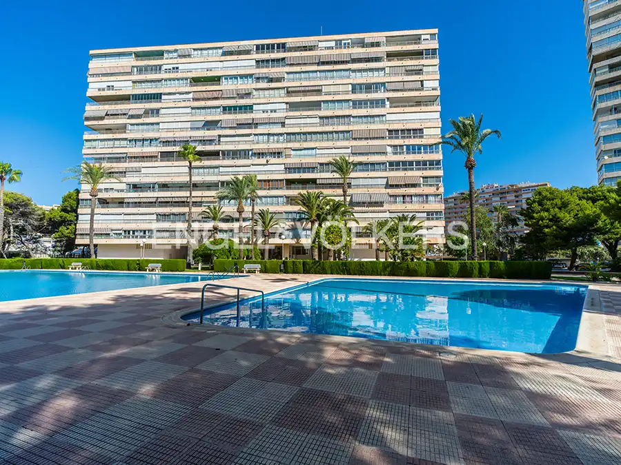Außenansicht von Wohnung zur Miete in Alicante / Alacant mit Klimaanlage, Heizung und Gemeinschaftspool