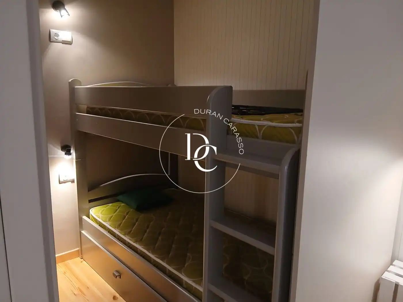 Schlafzimmer von Wohnung zum Verkauf in Alp mit Heizung, Privatgarten und Terrasse