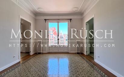 Living room of Flat for sale in  Barcelona Capital  with Air Conditioner, Heating and Parquet flooring