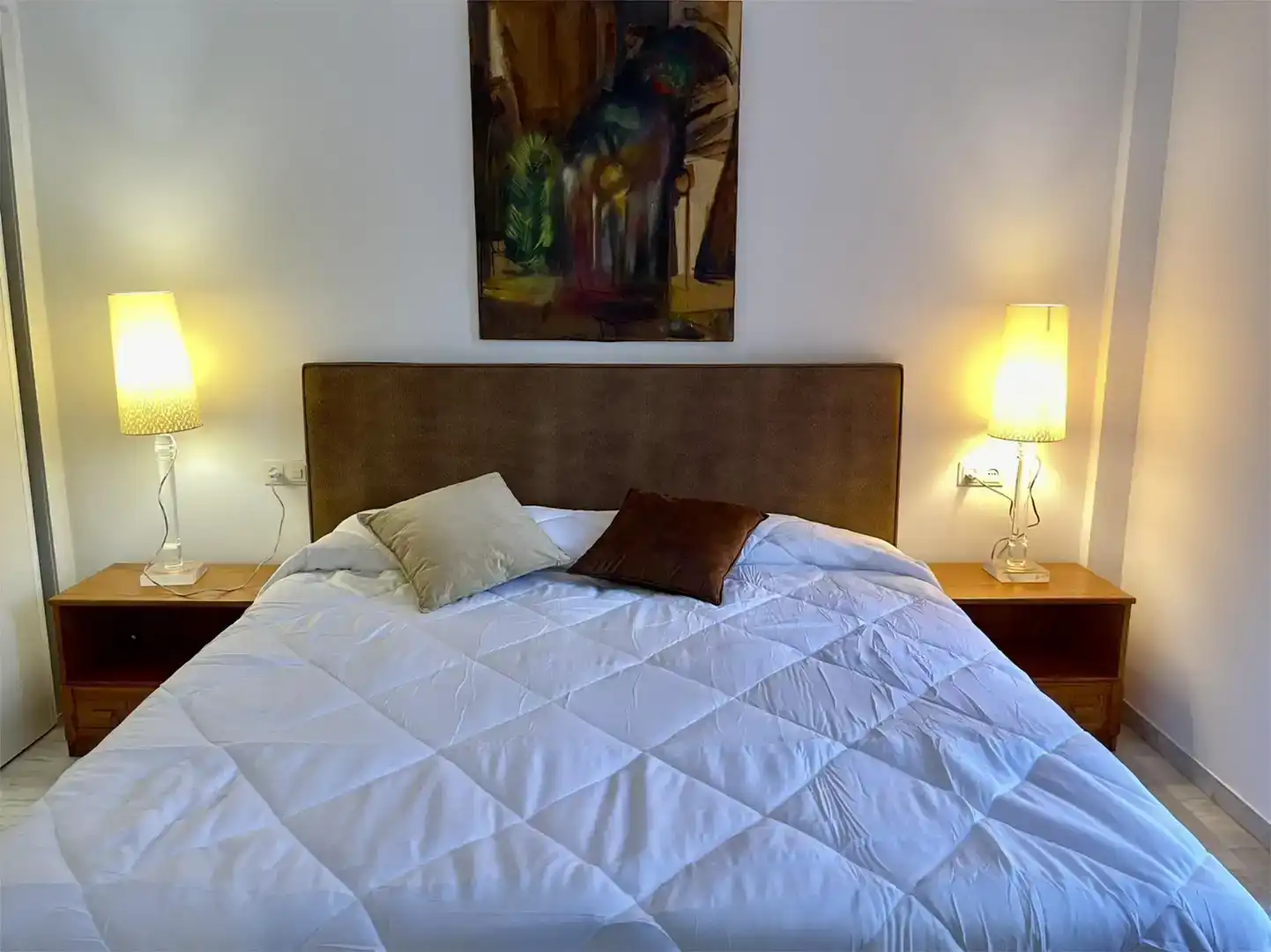 Schlafzimmer von Erdgeschoss zur Miete in Marbella mit Klimaanlage und Schwimmbad