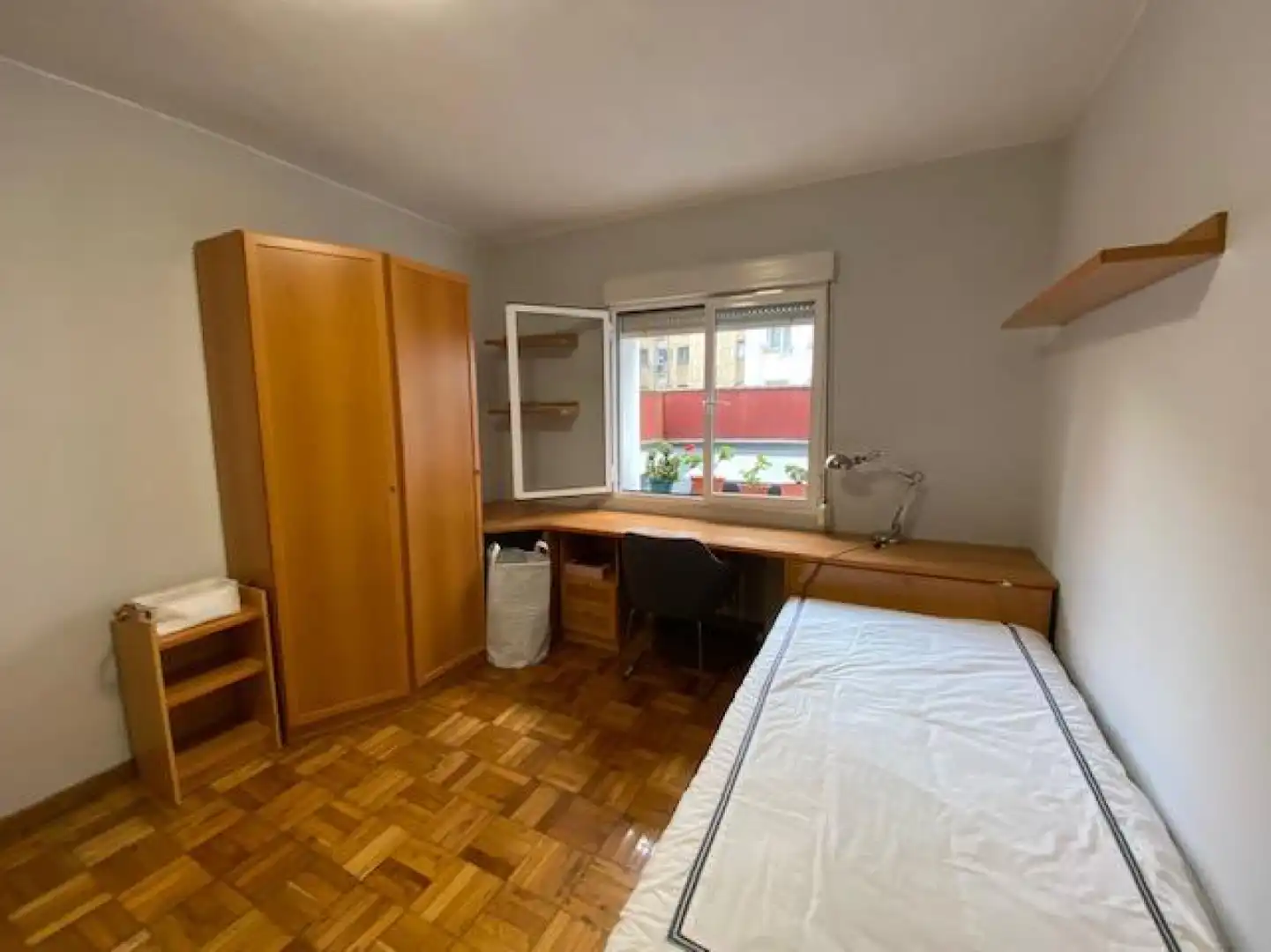Habitación de Piso de alquiler en Oviedo  con Calefacción y Amueblado
