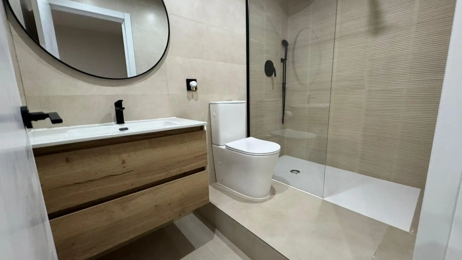 Badezimmer von Wohnung zur Miete in Sant Andreu de la Barca mit Klimaanlage und Möbliert