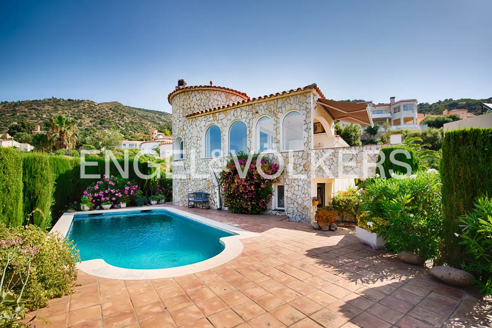 Casa amb piscina en venda a Carrer Bèlgica