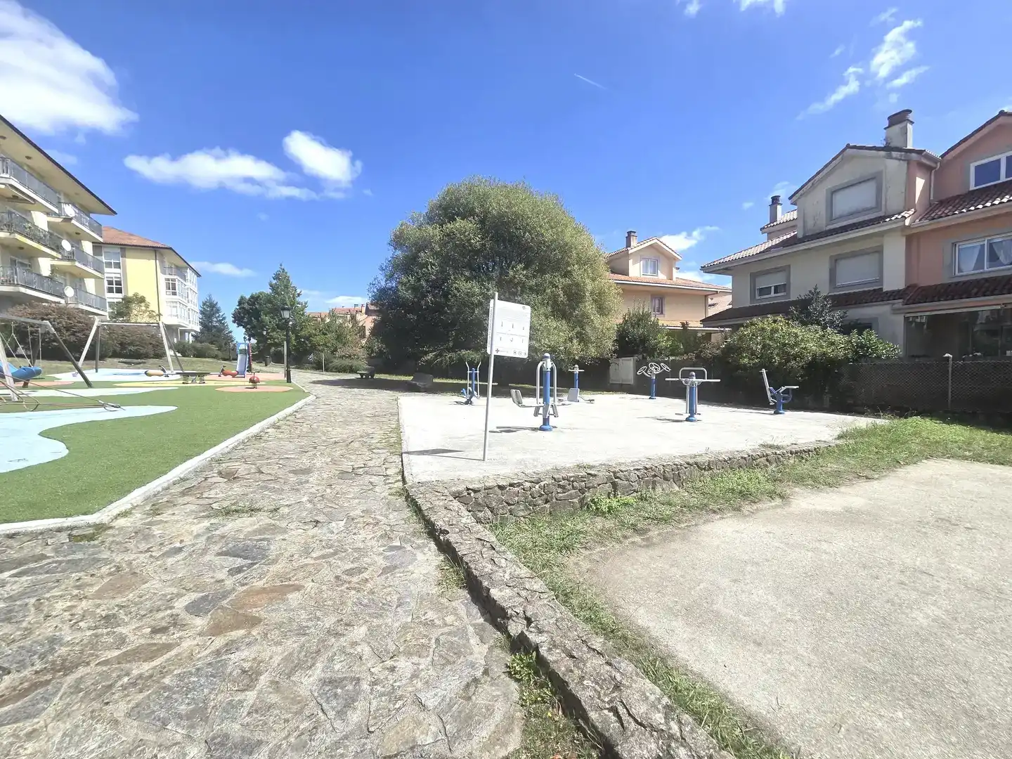 Parkplatz von Wohnung zum Verkauf in Teo mit Klimaanlage, Schwimmbad und Balkon